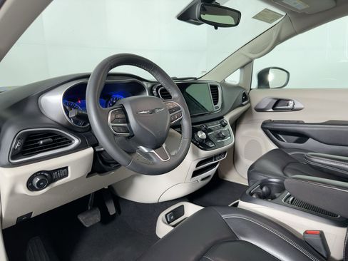 Used 2023 Chrysler Pacifica Touring-L image 3