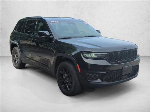 Used 2024 Jeep Grand Cherokee Altitude AWD/4WD image 3