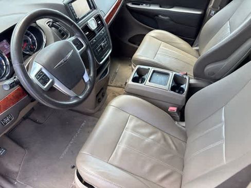 Used 2013 Chrysler Town & Country Touring FWD image 9