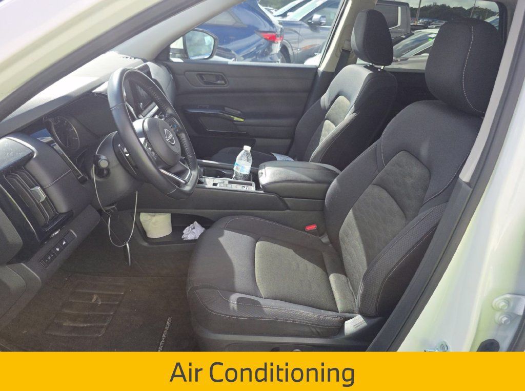 Used 2025 Nissan Pathfinder SV FWD image 5