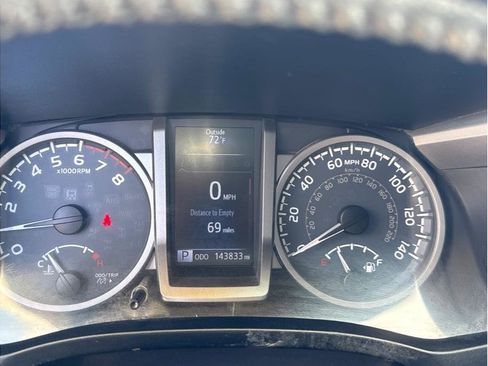 Used 2016 Toyota Tacoma Limited w/ Towing Package AWD/4WD image 16
