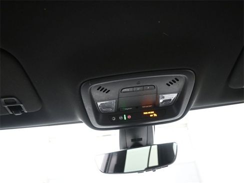 Used 2023 Chevrolet Traverse LT image 12