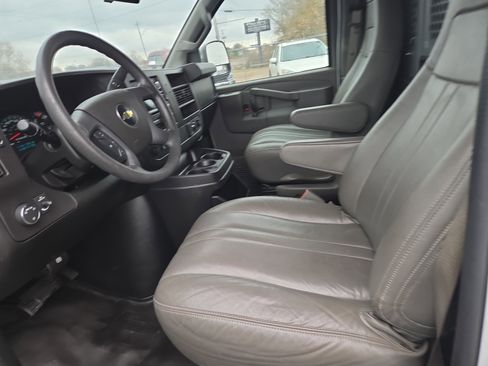 Used 2017 Chevrolet Express 2500 image 9