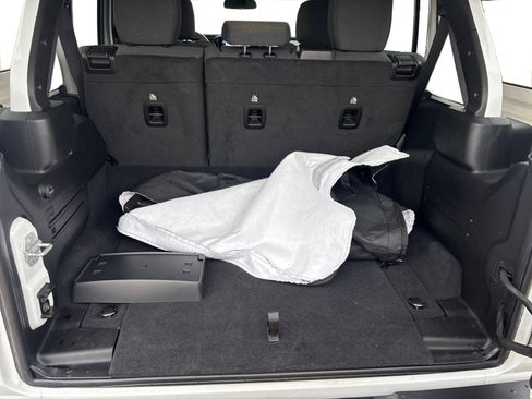 Used 2025 Jeep Wrangler Sahara image 11