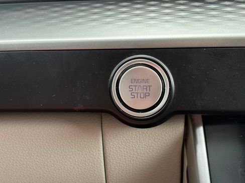 Used 2022 Kia Carnival LX FWD image 17