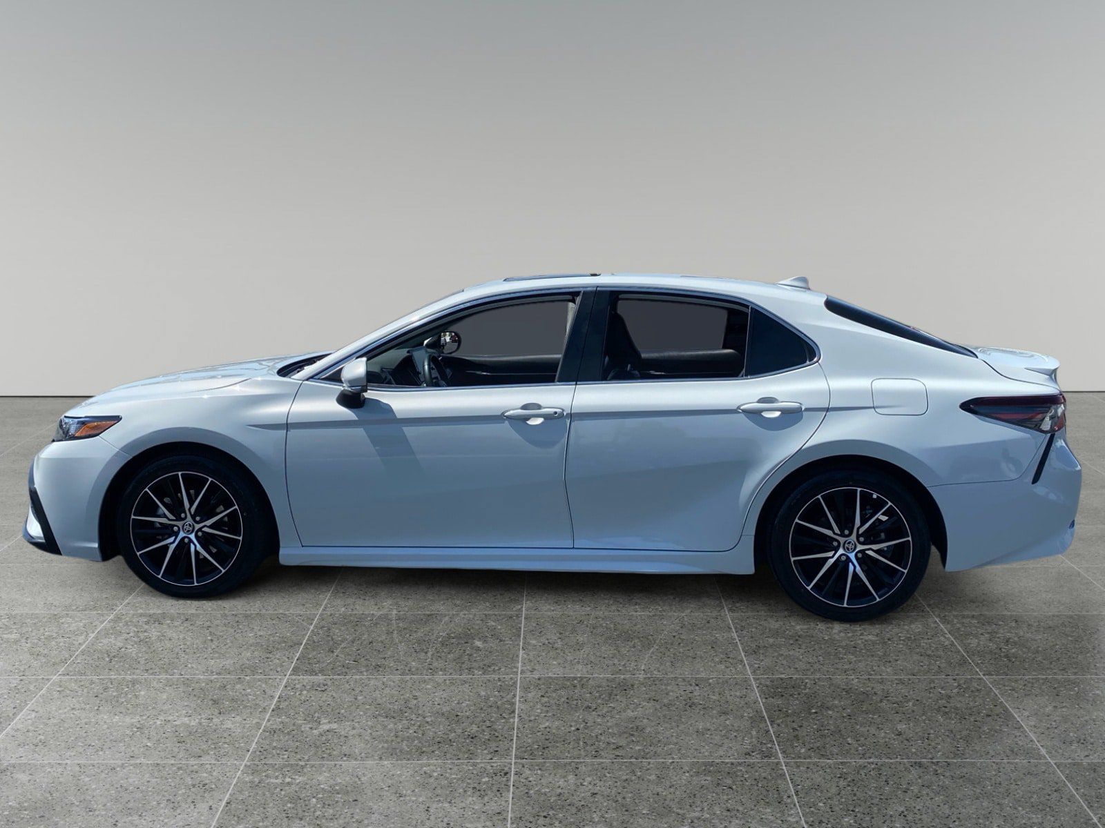 Used 2023 Toyota Camry SE w/ Audio Upgrade Package FWD image 2