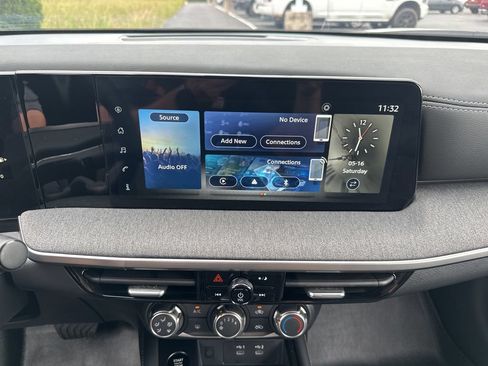 Used 2025 Nissan Kicks SV AWD/4WD image 17