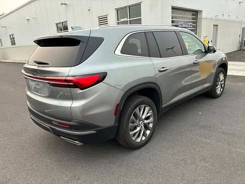 Used 2025 Buick Enclave Preferred AWD/4WD image 9