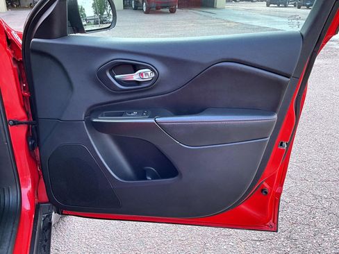 Certified 2019 Jeep Cherokee Trailhawk w/ Comfort/Convenience Group image 16