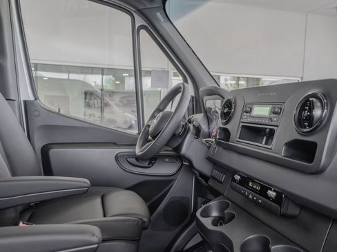 Used 2025 Mercedes-Benz Sprinter 2500 image 18