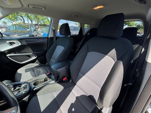 Used 2025 Kia Soul LX w/ LX Technology Package FWD image 35