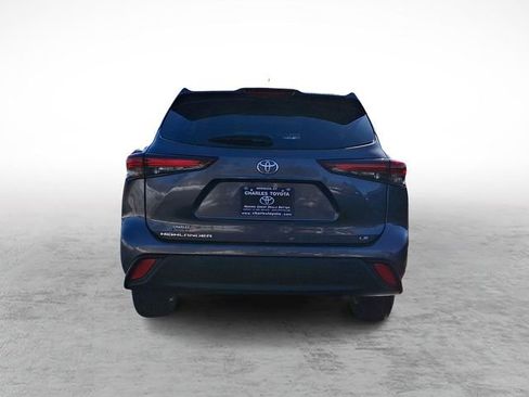 Used 2024 Toyota Highlander LE FWD image 5