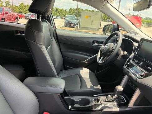 Used 2022 Toyota Corolla Cross XLE AWD/4WD image 16