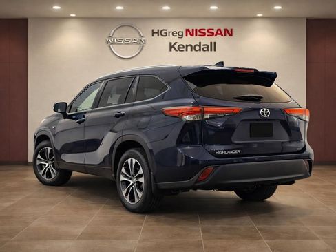 Used 2021 Toyota Highlander XLE image 2