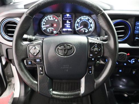 Used 2019 Toyota Tacoma TRD Off-Road AWD/4WD image 38