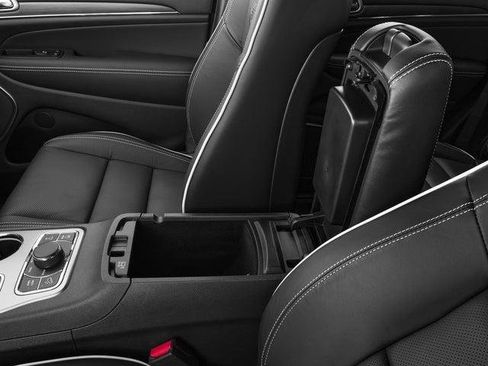 Certified 2017 Jeep Grand Cherokee Overland w/ Jeep Active Safety Group AWD/4WD image 15