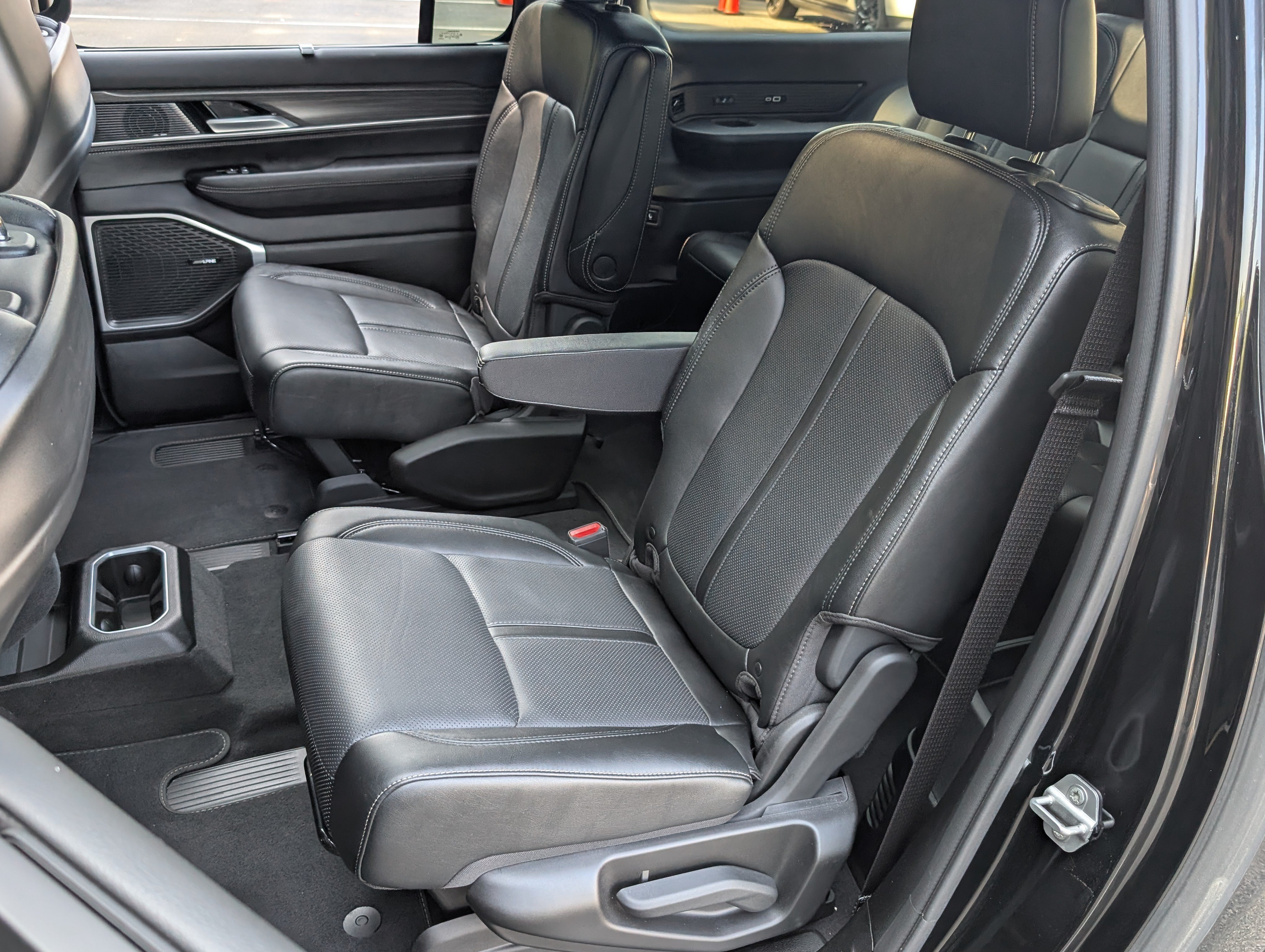 Used 2024 Jeep Wagoneer L Series II w/ Convenience Group I AWD/4WD image 18