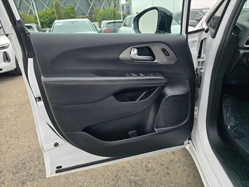 Used 2025 Chrysler Pacifica Select FWD image 19
