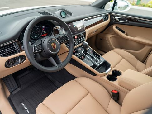 New 2026 Porsche Macan image 4