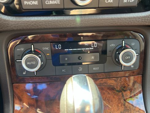 Used 2012 Volkswagen Touareg Sport AWD/4WD image 29