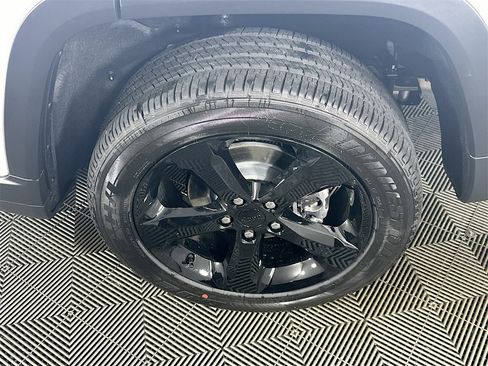 New 2025 Jeep Grand Cherokee Altitude image 16