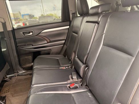 Used 2019 Toyota Highlander XLE FWD image 7
