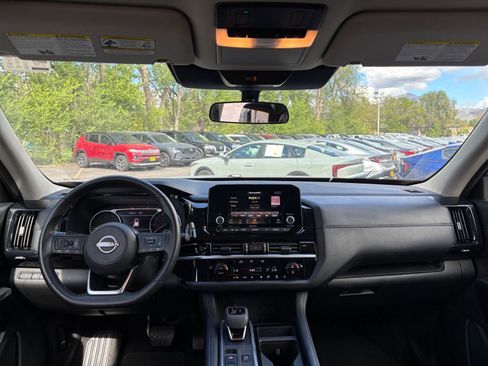 Used 2025 Nissan Pathfinder SV AWD/4WD image 36