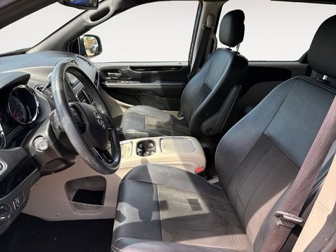 Used 2019 Dodge Grand Caravan SXT image 9