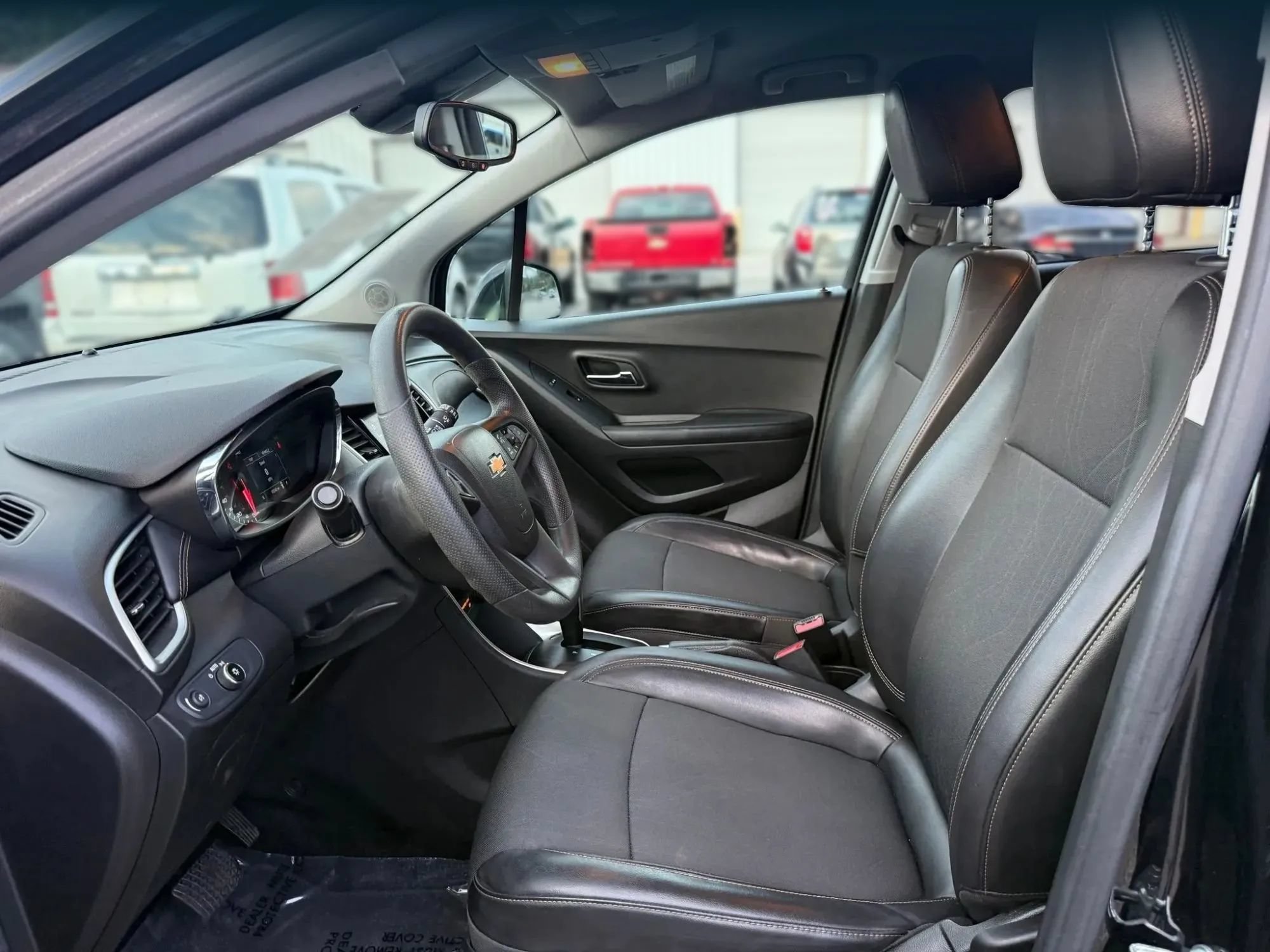 Used 2021 Chevrolet Trax LT FWD image 2