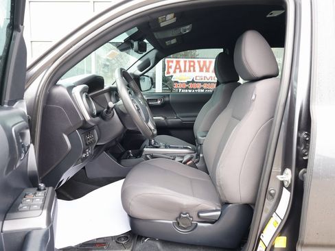 Used 2019 Toyota Tacoma TRD Sport w/ Technology Package image 13