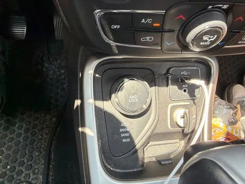 Used 2019 Jeep Compass Latitude w/ Cold Weather Group AWD/4WD image 11