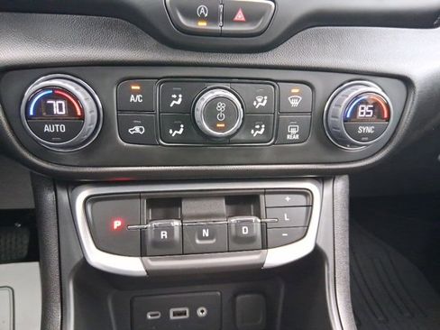 Used 2024 GMC Terrain SLE w/ Driver Convenience Package image 27