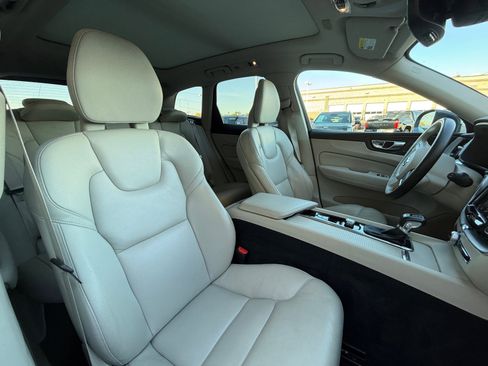 Used 2018 Volvo XC60 T6 Momentum w/ Convenience Package image 19