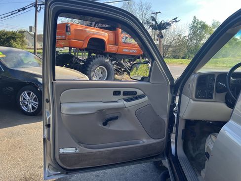 Used 2003 Chevrolet Suburban Z71 image 17