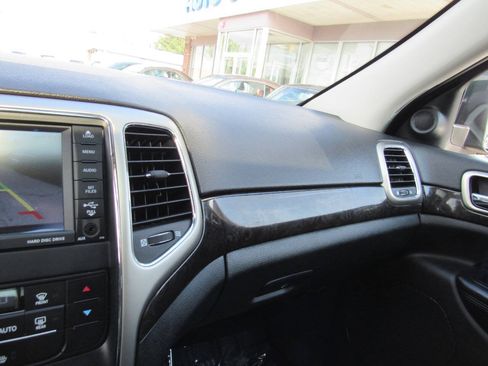 Used 2011 Jeep Grand Cherokee Laredo AWD/4WD image 17
