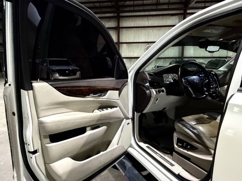 Used 2015 Cadillac Escalade Premium RWD image 12