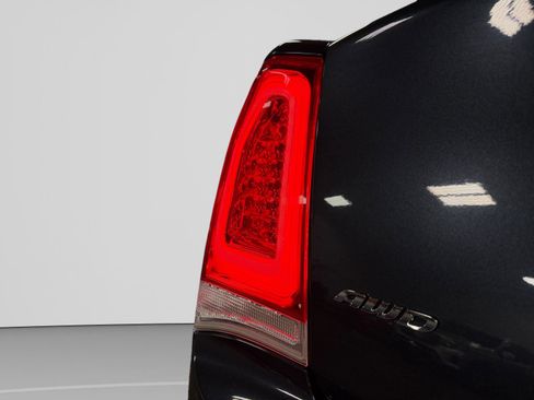 Used 2018 Chrysler 300 Touring L AWD/4WD image 42