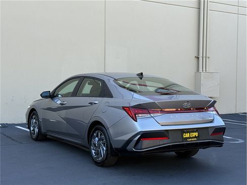 Used 2024 Hyundai Elantra Blue FWD image 4