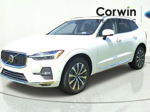 Used 2023 Volvo XC60 B5 Plus FWD image 3
