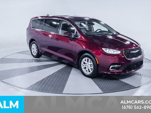 Used 2023 Chrysler Pacifica Touring-L FWD image 14