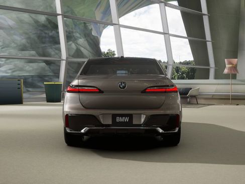 Used 2026 BMW 740i image 32