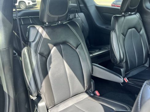 Used 2025 Chrysler Pacifica Select FWD image 7