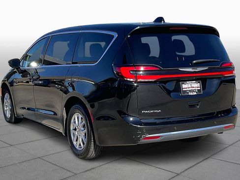 Used 2024 Chrysler Pacifica Touring-L image 11