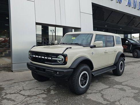 New 2025 Ford Bronco Outer Banks w/ Sasquatch Package AWD/4WD image 2