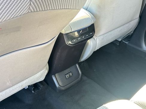 Used 2021 Toyota Highlander LE image 38