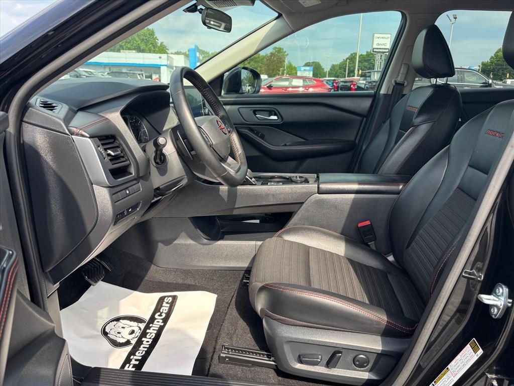 Used 2025 Nissan Rogue SV AWD/4WD image 11