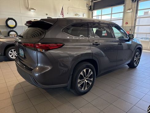 Used 2021 Toyota Highlander XLE AWD/4WD image 5