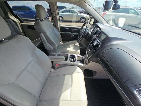 Used 2014 Chrysler Town & Country Limited w/ Luxury Group FWD image 10