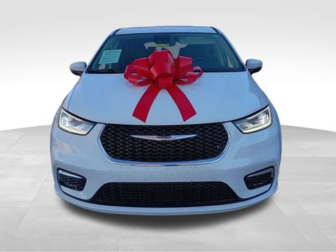 Used 2023 Chrysler Pacifica Touring-L image 8