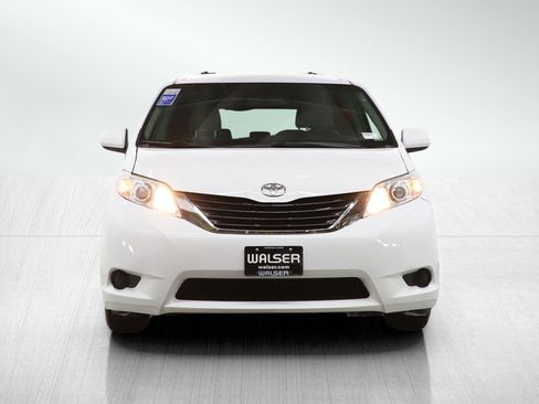 Used 2017 Toyota Sienna LE image 8